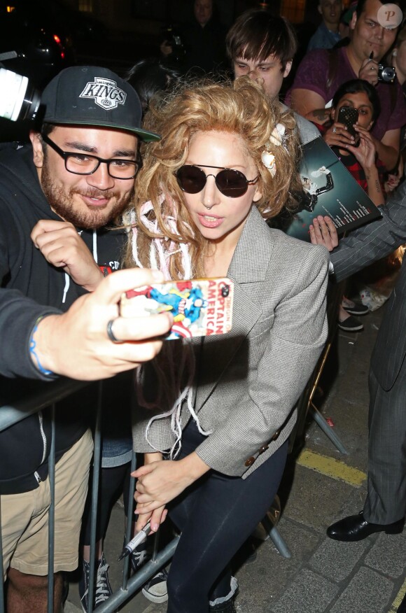 Lady Gaga, star accessible pour ses fans à Londres, le 28 août 2013.