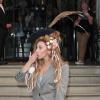 Lady Gaga, habillée d'un tailleur gris Vivienne Westwood, quitte l'hôtel Langham à Londres. Le 28 août 2013.