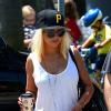 La chanteuse Christina Aguilera, son fils Max et son ex-mari Jordan Bratman, en sortie à Los Angeles, le 11 août 2013.