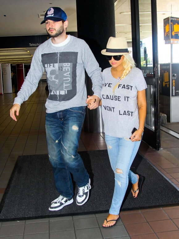 Christina Aguilera et son petit ami Matthew Rutler quittent l'aéroport de Los Angeles, le 22 juin 2013.