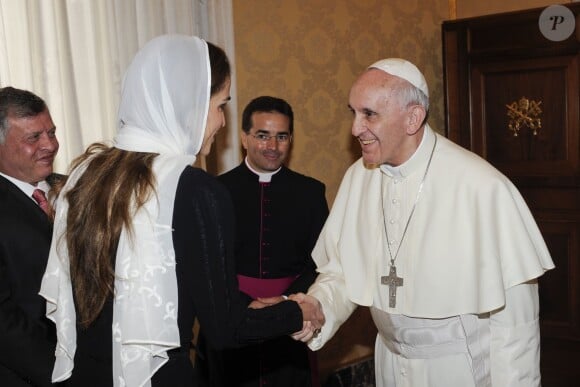 Rania, les cheveux couverts d'un foulard, saluant le Saint-Père. Le roi Abdallah II de Jordanie, accompagné au Vatican par son épouse la reine Rania, était reçu en audience par le pape François le 29 août 2013 pour évoquer ensemble les relations de leurs deux Etats et le travail de paix au Proche-Orient.