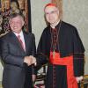 Le roi Abdallah II de Jordanie, qui salue ici le cardinal Bertone, était reçu en audience par le pape François le 29 août 2013 pour évoquer ensemble les relations de leurs deux Etats et le travail de paix au Proche-Orient.