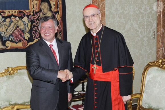 Le roi Abdallah II de Jordanie, qui salue ici le cardinal Bertone, était reçu en audience par le pape François le 29 août 2013 pour évoquer ensemble les relations de leurs deux Etats et le travail de paix au Proche-Orient.