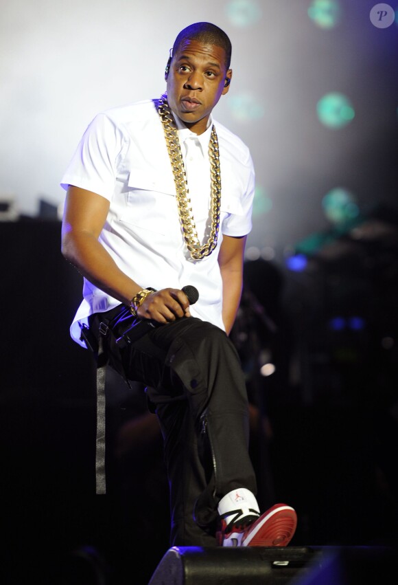 Jay Z porte sa chaîne en or de 5 kilos du clip de Holy Grail lors du Yahoo! Wireless Festival, le 13 juillet 2013.