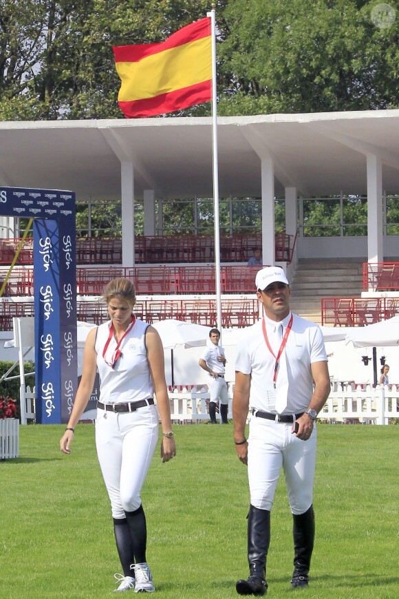 Athina Onassis et son mari Alvaro de Miranda Neto prenaient part au Jumping de Gijon et se sont montrés complices et détendus le 28 août 2013.