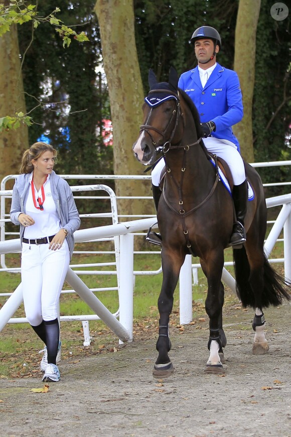 Athina Onassis et son mari Alvaro de Miranda Neto prenaient part au Jumping de Gijon et se sont montrés complices et détendus le 28 août 2013.