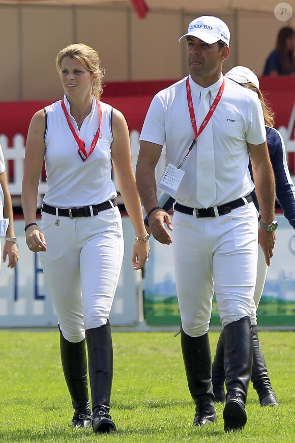 Athina Onassis et son mari Alvaro de Miranda Neto prenaient part au Jumping de Gijon et se sont montrés complices et détendus le 28 août 2013.