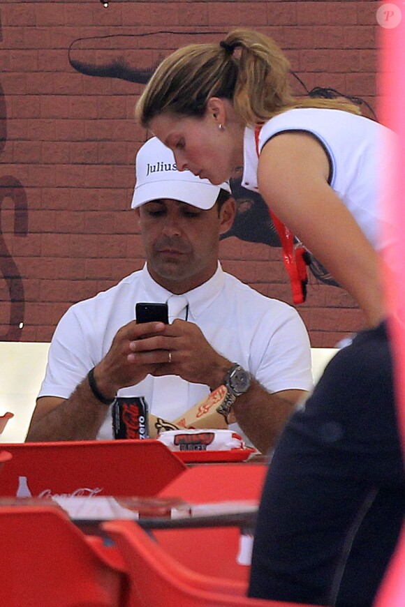 Athina Onassis et son mari Alvaro de Miranda Neto prenaient part au Jumping de Gijon et se sont montrés complices et détendus le 28 août 2013.