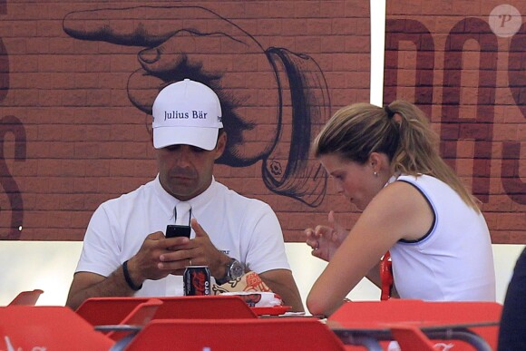 Athina Onassis et son mari Alvaro de Miranda Neto prenaient part au Jumping de Gijon et se sont montrés complices et détendus le 28 août 2013.