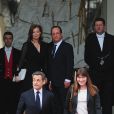 Les couples Valérie Trieweiler et François Hollande, et Carla Bruni et Nicolas Sarkozy sur le perron de l'Elysée à Paris le 15 mai 2012 lors de la passation de pouvoirs