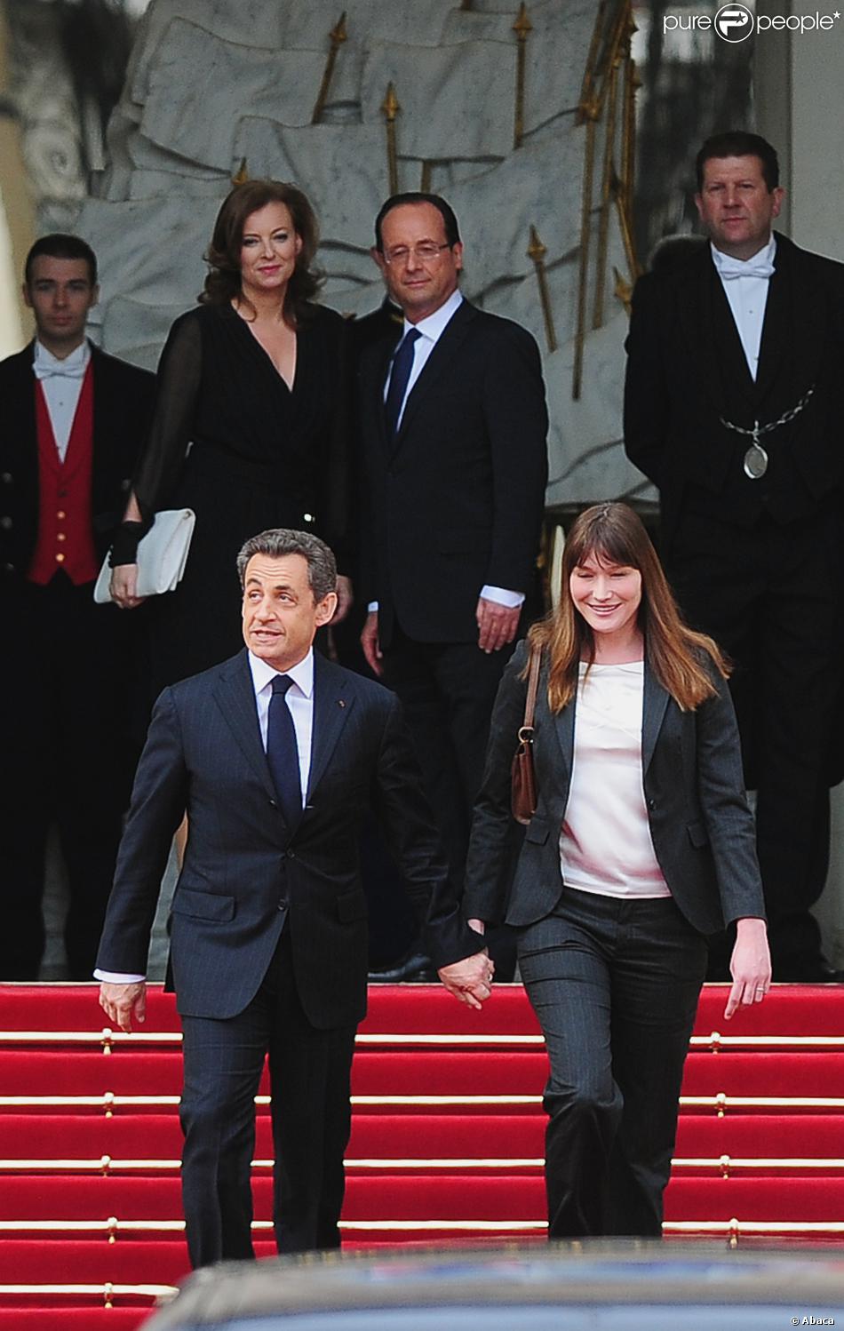 Les couples Valérie Trieweiler et François Hollande, et Carla Bruni et Nicolas Sarkozy sur le perron de l&#039;Elysée à Paris le 15 mai 2012 lors de la passation de pouvoirs