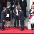 Valérie Trieweiler et François Hollande, ainsi que Carla Bruni et Nicolas Sarkozy sur le perron de l'Elysée à Paris le 15 mai 2012 lors de la passation de pouvoirs