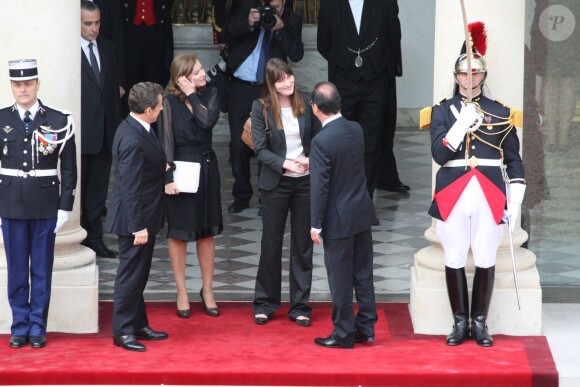 Valérie Trieweiler et François Hollande, ainsi que Carla Bruni et Nicolas Sarkozy sur le perron de l'Elysée à Paris le 15 mai 2012 lors de la passation de pouvoirs