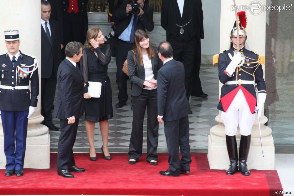 Valérie Trieweiler et François Hollande, ainsi que Carla Bruni et Nicolas Sarkozy sur le perron de l&#039;Elysée à Paris le 15 mai 2012 lors de la passation de pouvoirs