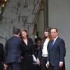 Les couples Valérie Trieweiler et François Hollande, et Carla Bruni et Nicolas Sarkozy sur le perron de l'Elysée à Paris le 15 mai 2012 lors de la passation de pouvoirs