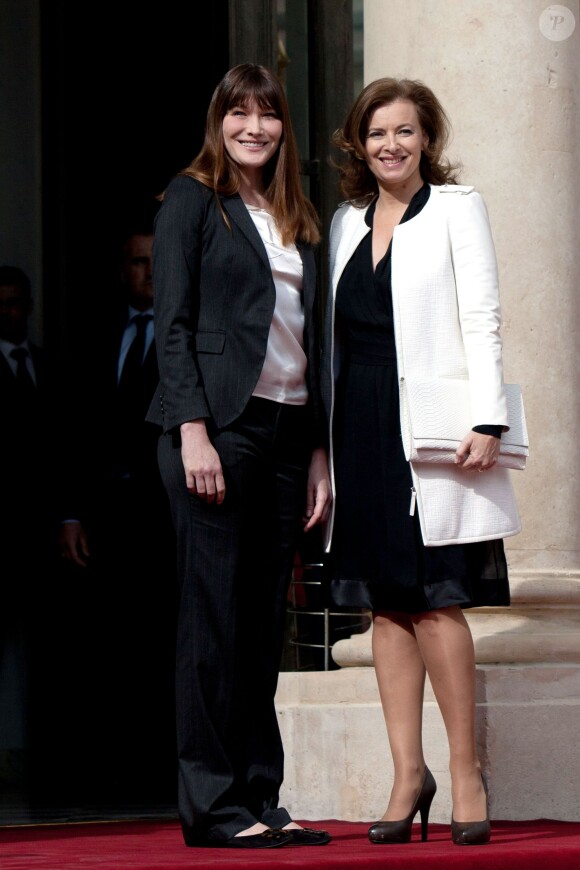 Carla Bruni-Sarkozy saluant Valérie Trierweiler sur le perron de l'Elysée à Paris le 15 mai 2012 lors de la passation de pouvoirs
