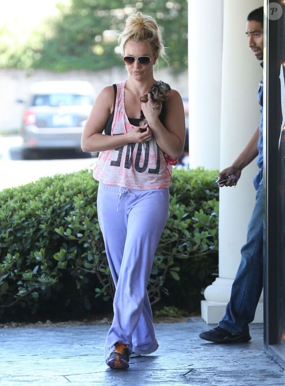 Britney Spears sur le chemin de son studio de danse à Los Angeles, le vendredi 30 août 2013.