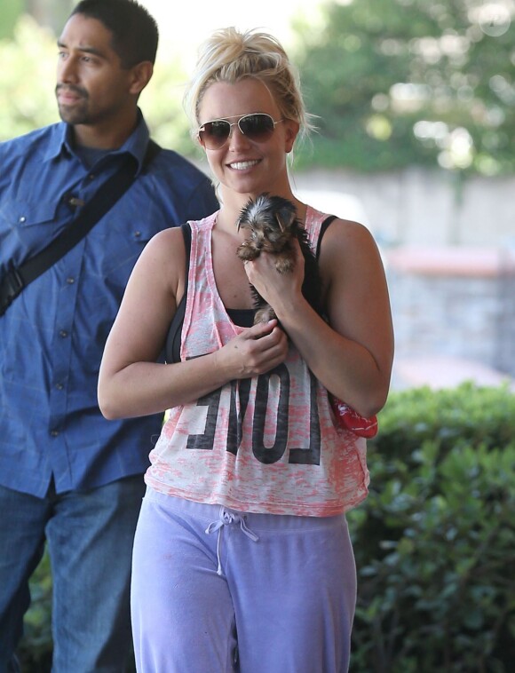 Britney Spears tout sourire sur le chemin de son studio de danse à Los Angeles, le vendredi 30 août 2013.