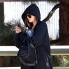 Khloe Kardashian essaie de se cacher au possible en se rendant à son cours de gym à Los Angeles, le 29 aout 2013.