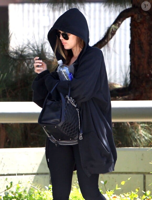 Khloe Kardashian essaie de se cacher au possible en se rendant à son cours de gym à Los Angeles, le 29 aout 2013.