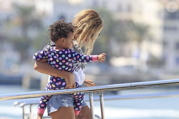 Beyoncé et sa fille Blue Ivy en vacances en Espagne, le 1er septembre 2013.