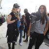 Madonna  et Lourdes à l'aéroport de Londres. Le 3 septembre 2013. La chanteuse s'envole certainement pour New york où elle possède sa résidence principale.