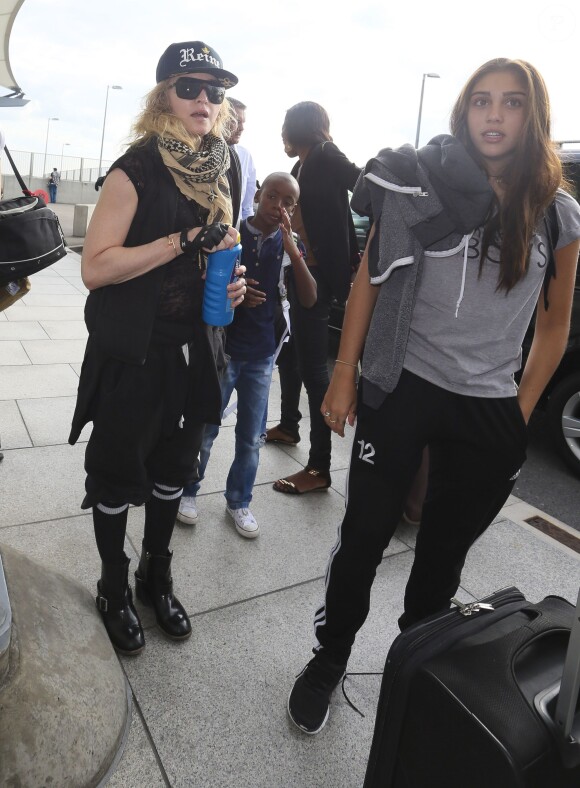 Madonna  et Lourdes à l'aéroport de Londres. Le 3 septembre 2013. La chanteuse s'envole certainement pour New york où elle possède sa résidence principale.