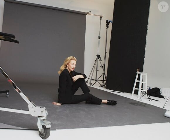 Cate Blanchett prête à poser pour Armani.