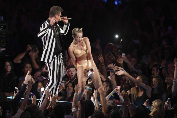 Robin Thicke et Miley Cyrus sur la scène des 2013 MTV Video Music Awards au Barclays Center, le 25 août 2013.