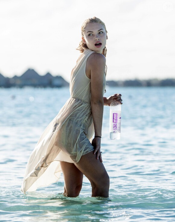 Daria "Dasha" Protsenko prend la pose sur une plage à Bora Bora, le 3 septembre 2013.