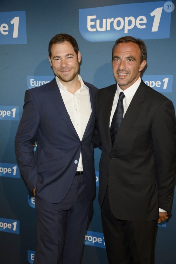 Nikos Aliagas et Benjamin Petrover lors de la conférence de presse de rentrée d'Europe 1 à la Maison de la Mutualité à Paris, le 4 septembre 2013