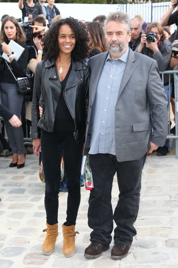 Virginie Silla et Luc Besson lors du défilé Dior à Paris le 28 septembre 2013