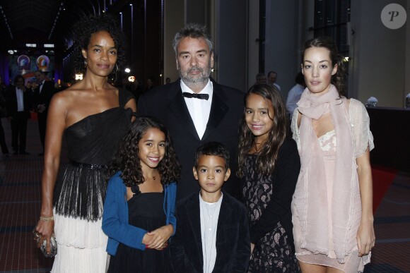 Luc Besson avec sa fille Juliette, sa femme Virginie Silla, et Sateen, Mao et Thalia (enfants qu'il a eus avec Virginie) lors de l'inauguration de la Cité du cinéma le 21 septembre 2012