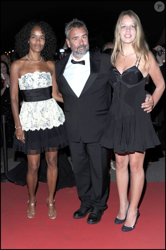 Virginie Silla, Luc Besson et sa fille Shanaa Besson (dont la mère est Maïwenn) lors du Festival de Cannes le 22 mai 2011