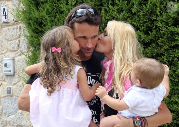 Exclusif - L'ancien joueur de tennis Carlos Moya fête ses 37 ans avec sa femme Carolina Cerezuela et leurs deux enfants à Majorque en Espagne le 27 août 2013.