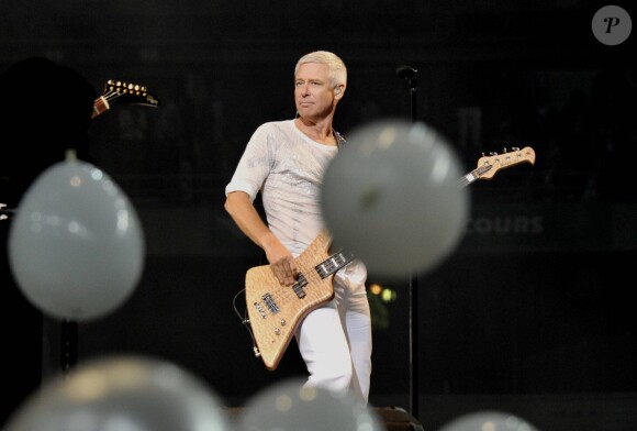 Adam Clayton à la basse lors du passage de U2 au Stade de France, le 18 septembre 2010. 