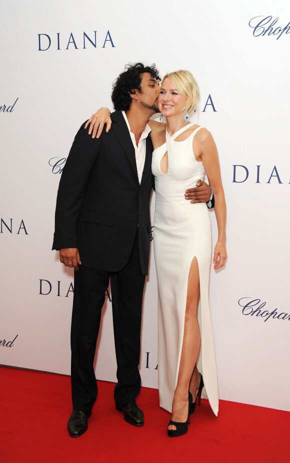 Naveen Andrews et Naomi Watts tout en complicité à la première mondiale du film Diana à l'Odeon Leicester Square, Londres, le 5 septembre 2013.