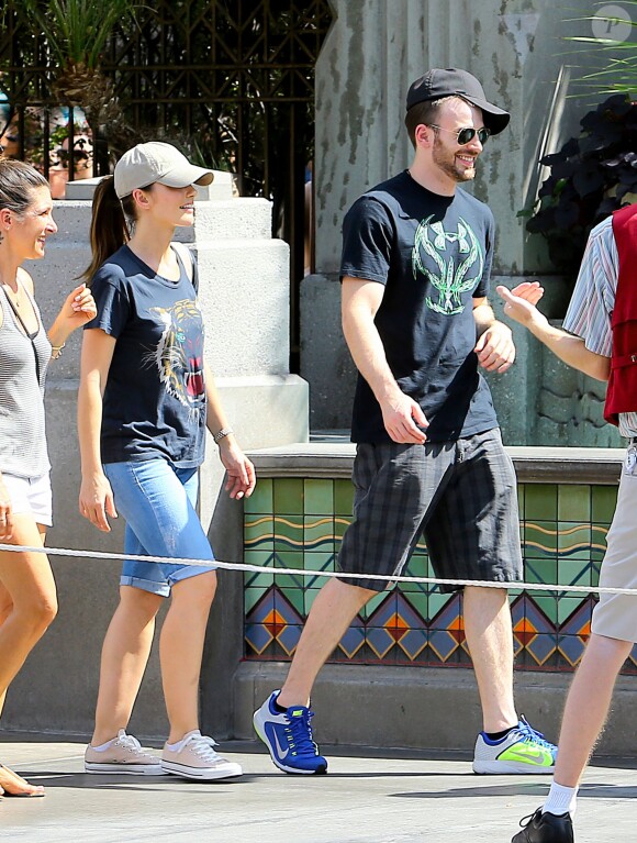 Exclusif - Chris Evans et Minka Kelly s'éclatent à Disneyland à Anaheim en Californie, le 4 septembre 2013.