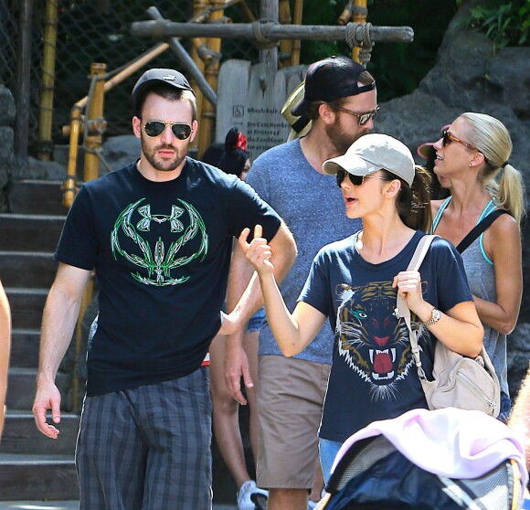Exclusif - Chris Evans et Minka Kelly à Disneyland en Californie, le 4 septembre 2013.