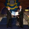 Le roi Carl XVI Gustaf de Suède remettant le Stockholm Water Prize à Peter Morgan le 5 septembre 2013