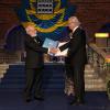 Le roi Carl XVI Gustaf de Suède remettant le Stockholm Water Prize à Peter Morgan le 5 septembre 2013