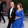 Le roi Carl XVI Gustaf de Suède et la reine Silvia arrivant pour la remise du Stockholm Water Prize à Peter Morgan le 5 septembre 2013