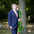  Le roi Willem-Alexander et la reine Maxima des Pays-Bas au palais Het Loo à Apeldoorn le 5 septembre 2013 pour l'inauguration de l'exposition en plein air de Rêves au palais Het Loo - Promenade parmi les rêves pour le roi, créée à partir du  Droomboek . 