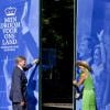 Ouverture des portes ! Le roi Willem-Alexander et la reine Maxima des Pays-Bas au palais Het Loo à Apeldoorn le 5 septembre 2013 pour l'inauguration de l'exposition en plein air de Rêves au palais Het Loo - Promenade parmi les rêves pour le roi, créée à partir du Droomboek.