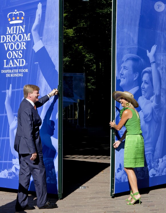 Ouverture des portes ! Le roi Willem-Alexander et la reine Maxima des Pays-Bas au palais Het Loo à Apeldoorn le 5 septembre 2013 pour l'inauguration de l'exposition en plein air de Rêves au palais Het Loo - Promenade parmi les rêves pour le roi, créée à partir du Droomboek.