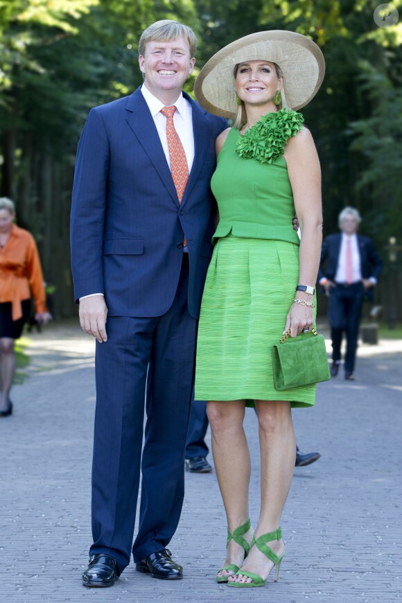Le roi Willem-Alexander et la reine Maxima des Pays-Bas posent au palais Het Loo à Apeldoorn le 5 septembre 2013 pour l'inauguration de l'exposition en plein air de Rêves au palais Het Loo - Promenade parmi les rêves pour le roi, créée à partir du Droomboek.
