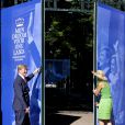  Le roi Willem-Alexander et la reine Maxima des Pays-Bas au palais Het Loo à Apeldoorn le 5 septembre 2013 pour l'inauguration de l'exposition en plein air de Rêves au palais Het Loo - Promenade parmi les rêves pour le roi, créée à partir du  Droomboek . 