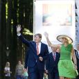  Le roi Willem-Alexander et la reine Maxima des Pays-Bas au palais Het Loo à Apeldoorn le 5 septembre 2013 lors de l'inauguration de l'exposition en plein air de Rêves au palais Het Loo - Promenade parmi les rêves pour le roi, créée à partir du  Droomboek . 