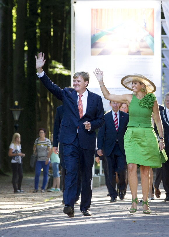 Le roi Willem-Alexander et la reine Maxima des Pays-Bas au palais Het Loo à Apeldoorn le 5 septembre 2013 lors de l'inauguration de l'exposition en plein air de Rêves au palais Het Loo - Promenade parmi les rêves pour le roi, créée à partir du Droomboek.