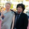 Tilda Swinton et le réalisateur Bong Joon-Ho (Snowpiercer, le Transperceneige) lors de la cérémonie de clôture du 39e festival du cinéma américain de Deauville, le 7 septembre 2013